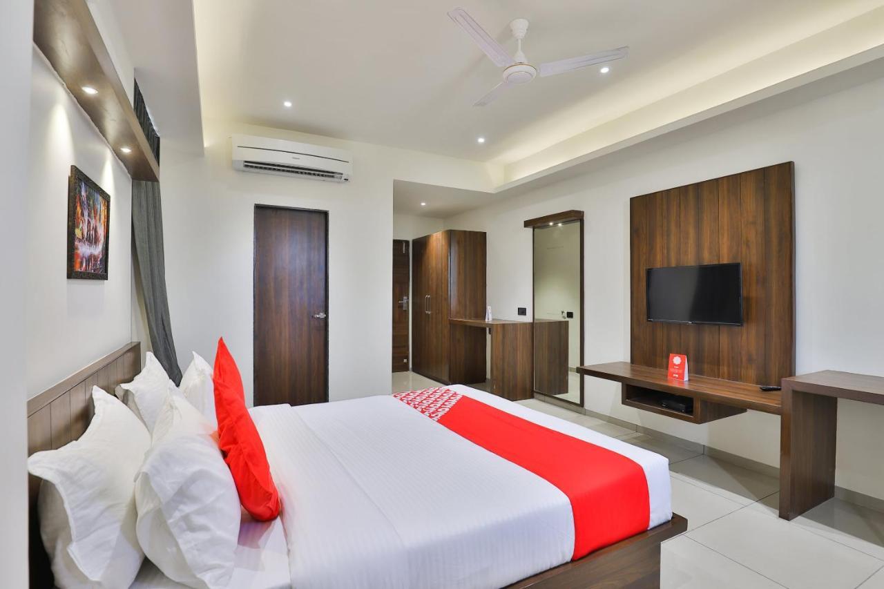 Oyo 16604 Hotel Sparsh Inn Ахмедабад Екстериор снимка