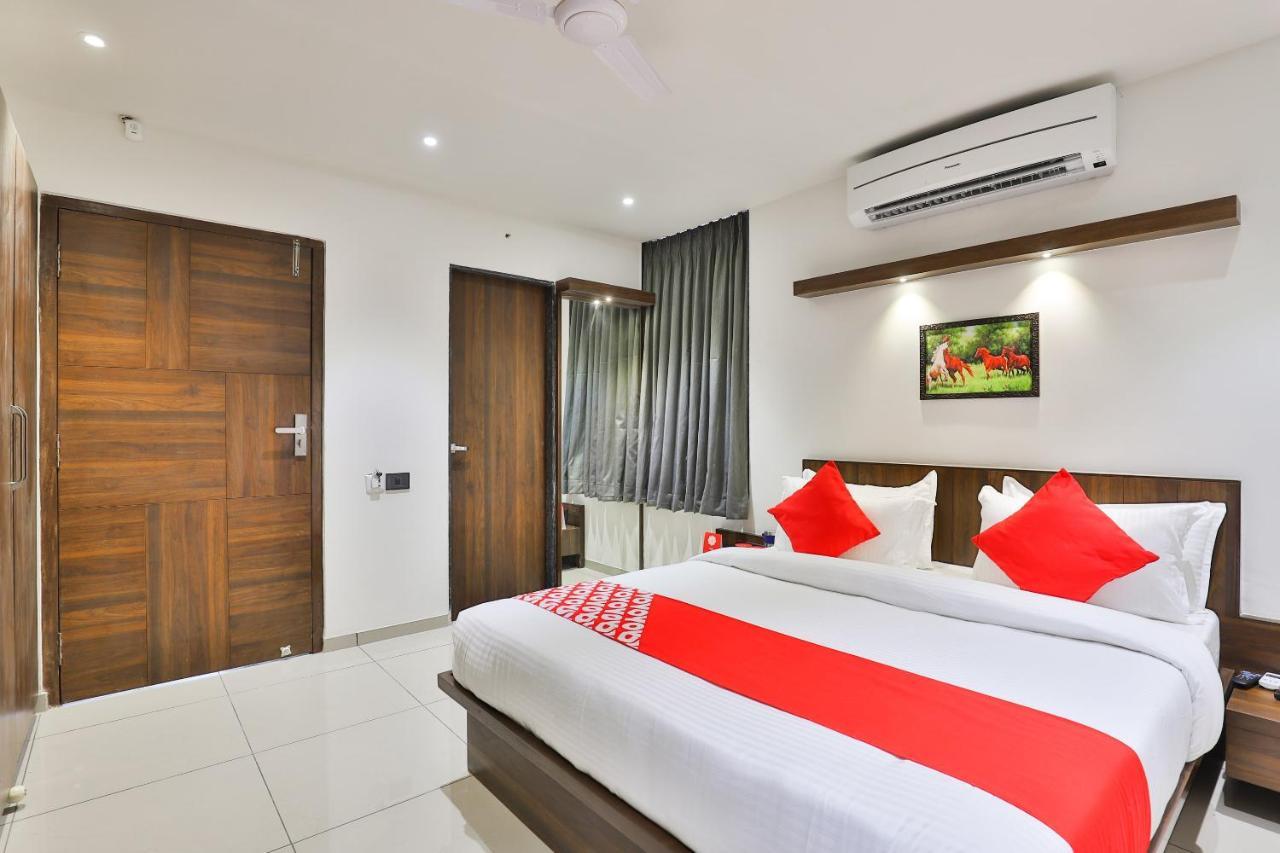 Oyo 16604 Hotel Sparsh Inn Ахмедабад Екстериор снимка