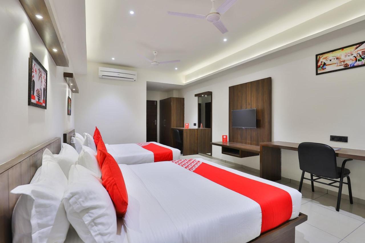 Oyo 16604 Hotel Sparsh Inn Ахмедабад Екстериор снимка