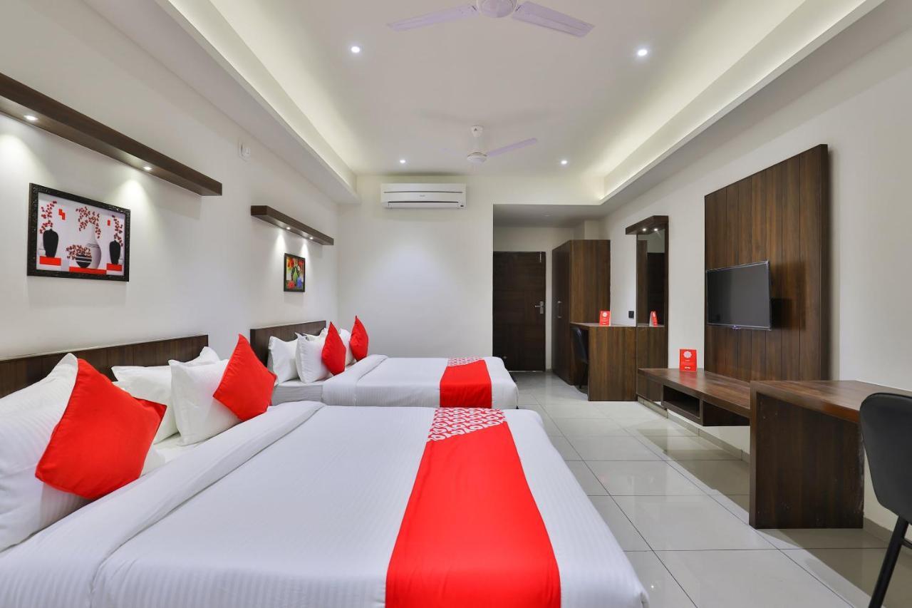 Oyo 16604 Hotel Sparsh Inn Ахмедабад Екстериор снимка