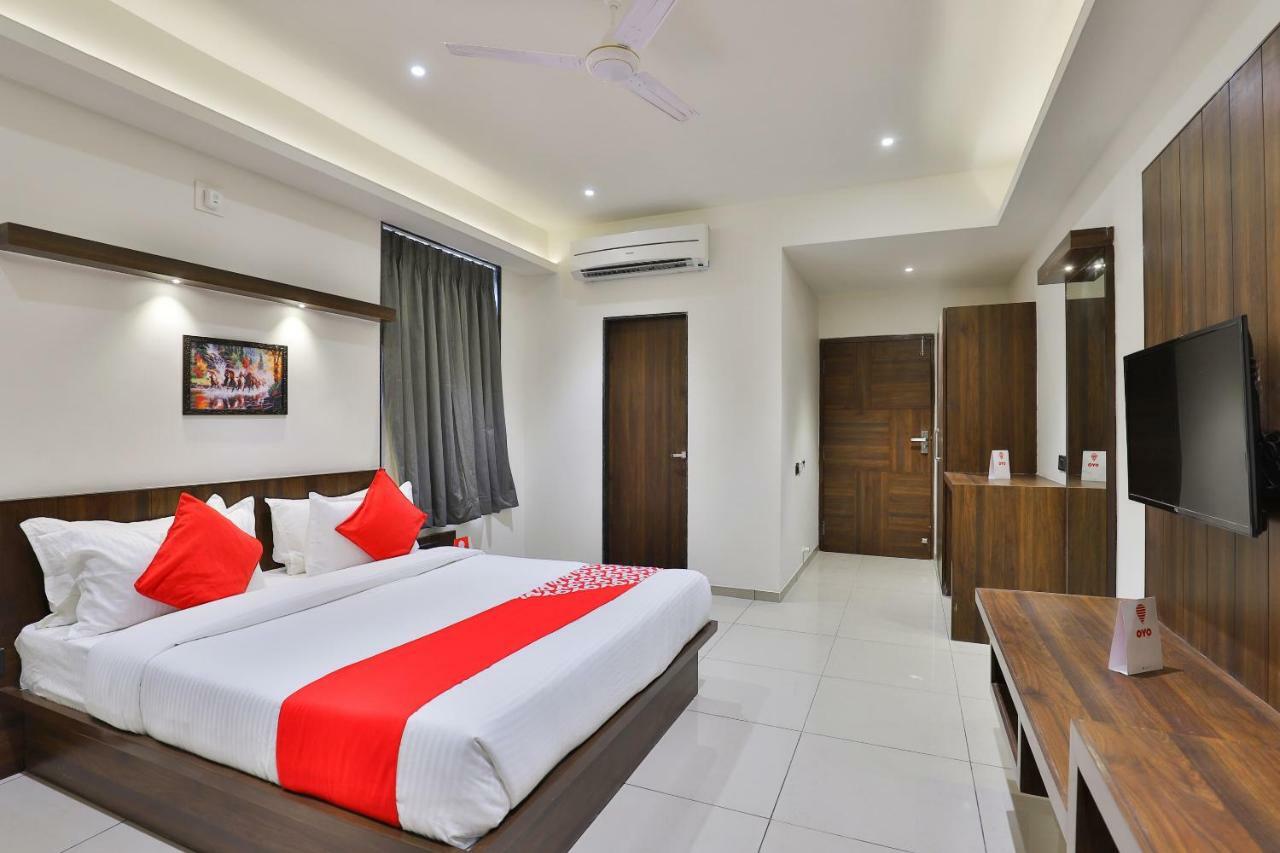 Oyo 16604 Hotel Sparsh Inn Ахмедабад Екстериор снимка