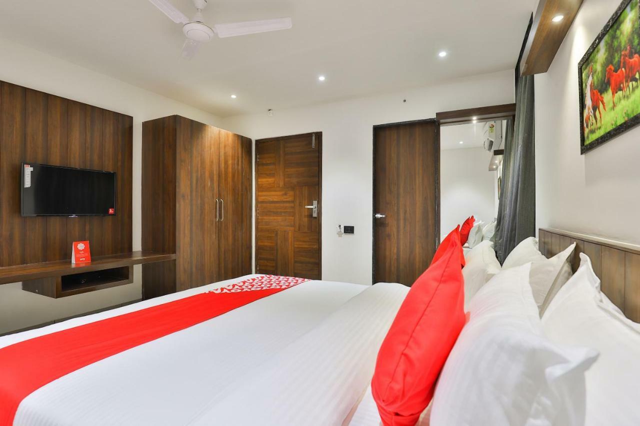 Oyo 16604 Hotel Sparsh Inn Ахмедабад Екстериор снимка