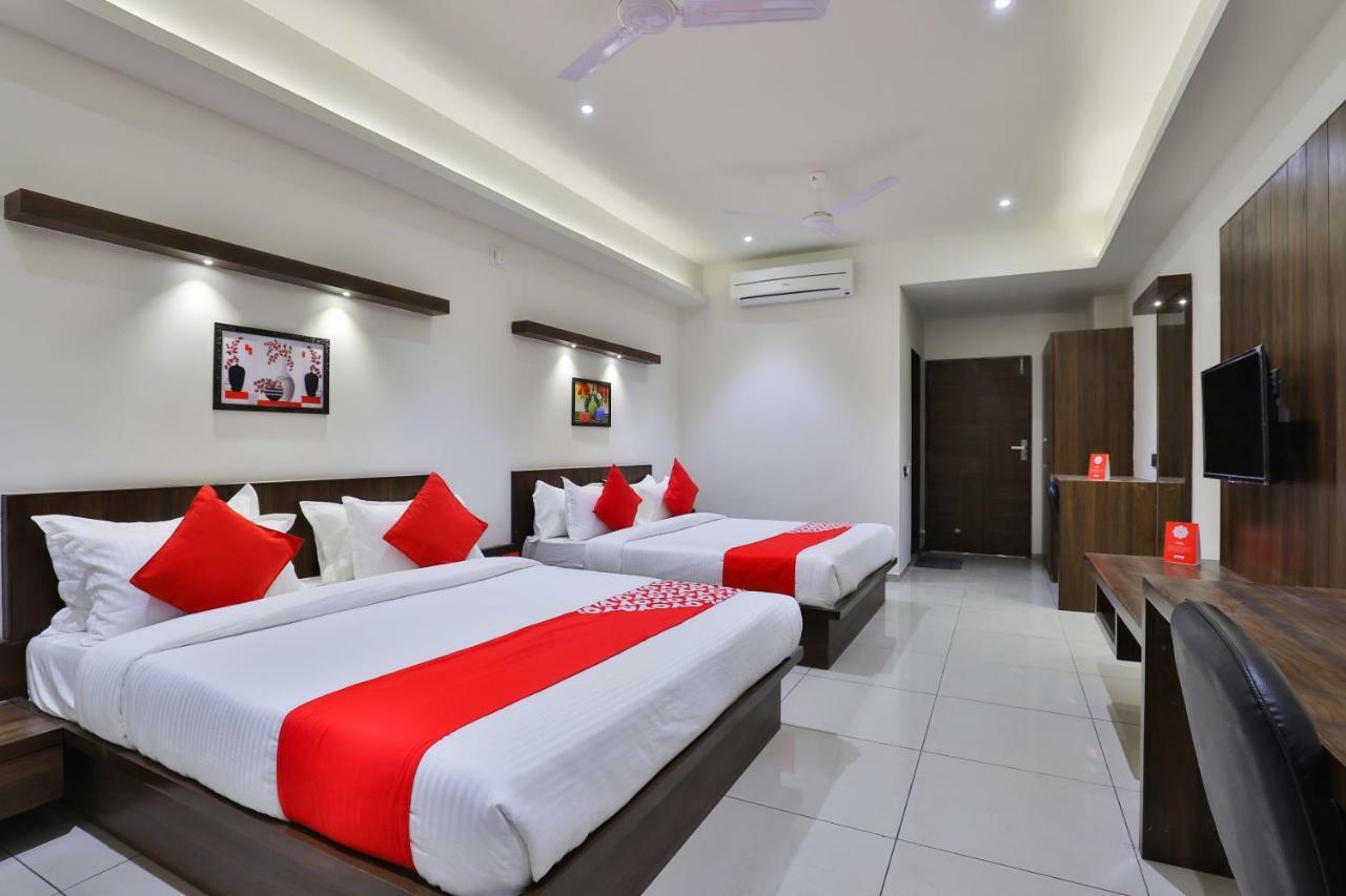Oyo 16604 Hotel Sparsh Inn Ахмедабад Екстериор снимка